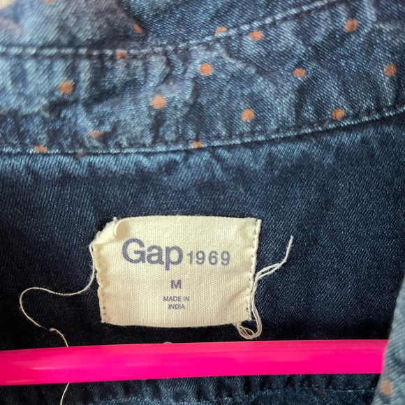 Gap polka dot long sleeve button up. Men’s medium - Picture 3 of 3